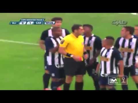 شاهد.. حكم مباراة في البيرو يطرد 4 لاعبين ومدربًا خلال خمس دقائق