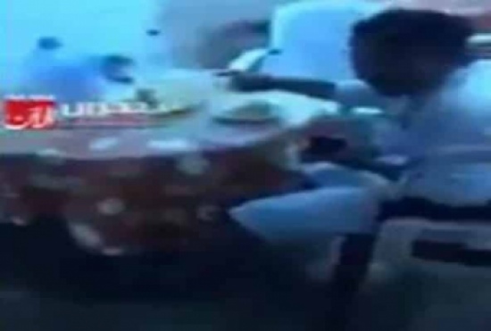 فيديو طريف لشخص يواصل تناول الطعام في المطعم رغم اقتحام السيول‎