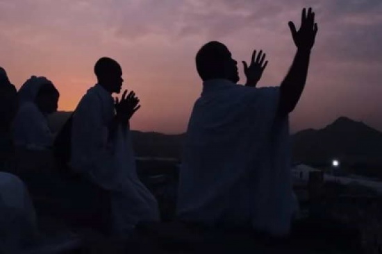 شاهد: فيلم قصير يوثق مشاعر الحجاج بين لحظات الدموع والفرح.. ويحظى بتداول واسع