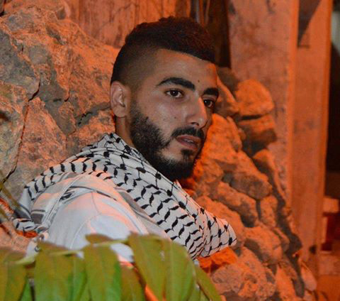 فيديو يظهر جندي اسرائيلي يضع سكينا الى جانب شهيد فلسطيني فيديو يظهر جندي اسرائيلي يضع سكينا الى جانب شهيد فلسطيني