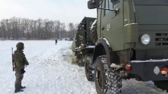 شاهد: هكذا تعبر آليات الجيش الروسي الثقيلة الأنهر المتجمدة