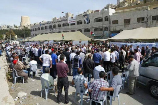 لليوم الحادي عشر على التوالي.. عمال "الكهرباء الاردنية" مستمرون في اضرابهم لليوم الحادي عشر على التوالي.. عمال "الكهرباء الاردنية" مستمرون في اضرابهم