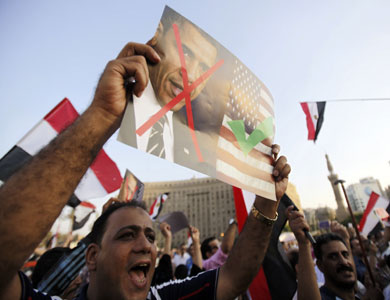 متظاهرون مصريون ينددون بموقف الولايات المتحدة من ثورة 30 يونيو ويحرقون علمها