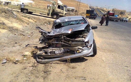 بالصور :إصابات خطيرة في حادث سير بين سيارة وصهريج محروقات بعمان بالصور :إصابات خطيرة في حادث سير بين سيارة وصهريج محروقات بعمان