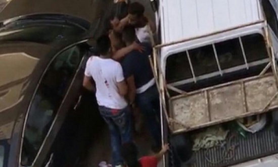 شاهد: مشاجرة كويتيين في حولي.. أحدهم خلع قميصه واستعرض عضلاته واعتدى على فتاة! شاهد: مشاجرة كويتيين في حولي.. أحدهم خلع قميصه واستعرض عضلاته واعتدى على فتاة!