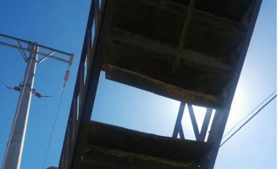 بالصور ... سقوط لوح من جسر مشاه ونجاة جامعية من موت محقق بالكرك بالصور ... سقوط لوح من جسر مشاه ونجاة جامعية من موت محقق بالكرك