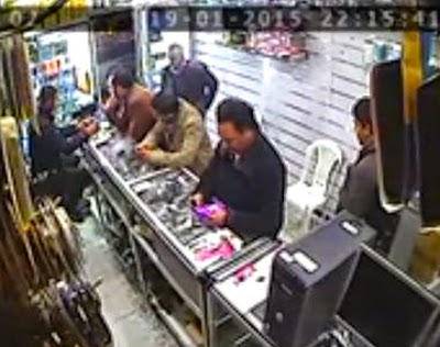 شاهد: كيف سرق لاب توب من داخل متجر