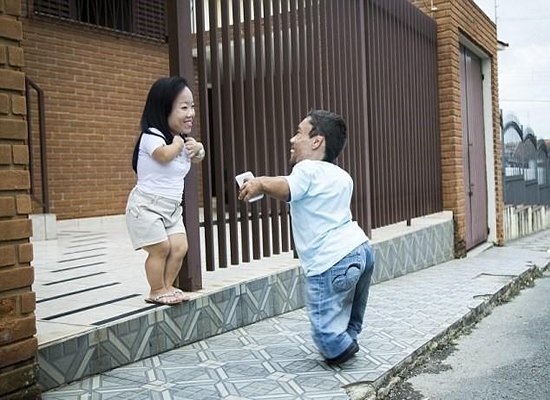 بالفيديو: أقصر ثنائي بالعالم يستعدان لدخول غينيس