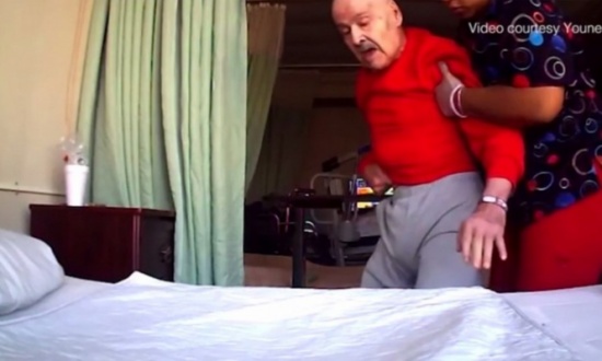 فيديو مؤلم.. عجوز لبناني مريض يئن وممرضة تعنّفه فيديو مؤلم.. عجوز لبناني مريض يئن وممرضة تعنّفه