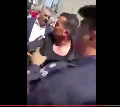 شاهدوا بالفيديو : لحظة القاء القبض على لاجئ سوري صوت في الرمثا