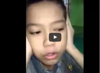 شاهد.. طفل صيني يذرف الدموع أثناء رفعه الأذان