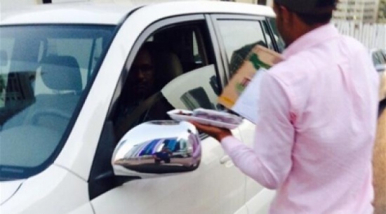 بالصور .. مسيحي أردني يفطر الصائمين في الشوارع