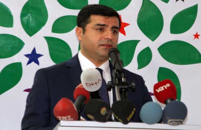 زعيم “الشعوب الديمقراطي” التركي يدعو إلى التهدئة