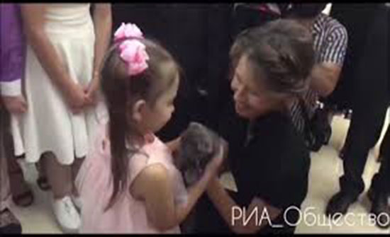 فيديو : ماذا أهدت زوجة الأسد ابنة ضابط روسي؟