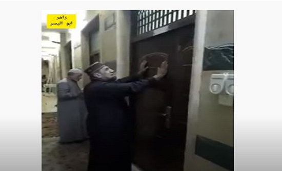 بالفيديو : رجل يقف على باب مسجد يبكي ويدعو الله ان تفتح المساجد بعد اغلاقها بسبب كورونا