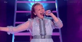 فيديو : طفلة تبهر لجنة حكام