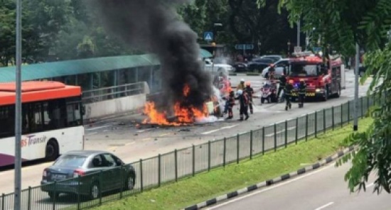 شاهد.. نجاة رجل إطفاء محظوظ من انفجار سيارة