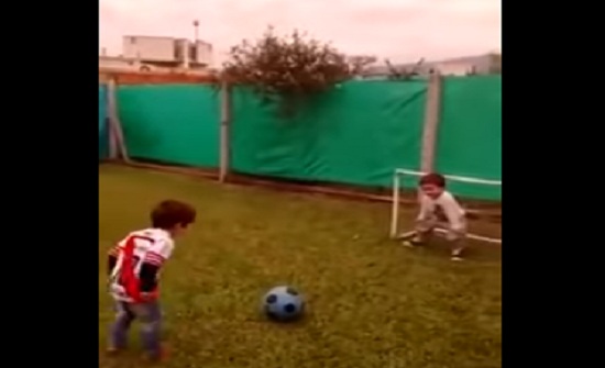 بالفيديو : افضل طفل حارس مرمى في العالم