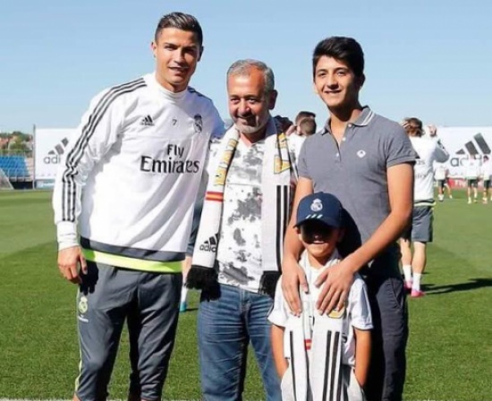 بالصور: رونالدو يلتقي "المدرب" السوري اللاجئ ونجليه بالصور: رونالدو يلتقي "المدرب" السوري اللاجئ ونجليه
