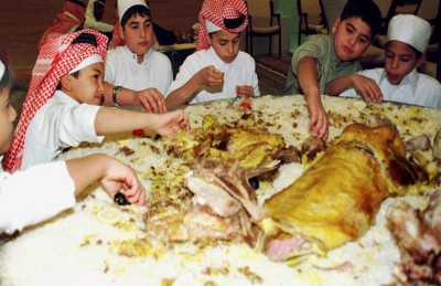 795 مليون جائع في العالم والدول العربية تلقي فائض موائد الرحمن في النفايات