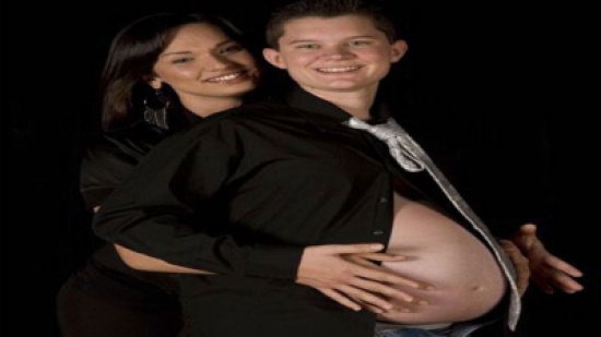 بالصور : رجل أنجب طفلين من زوجته المتحولة جنسياً