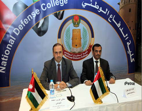 وزير الاعلام يحاضر بوفد عسكري اماراتي