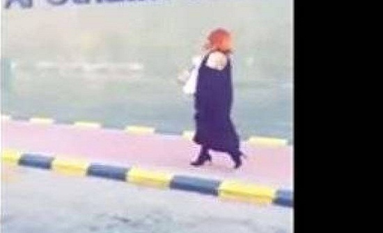 بالفيديو...شاب يثير غضب الشارع السعودي لارتدائه زيا نسائيا! بالفيديو...شاب يثير غضب الشارع السعودي لارتدائه زيا نسائيا!