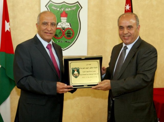 "الأردنية" تكرم رئيسها السابق الدكتور الطراونة "الأردنية" تكرم رئيسها السابق الدكتور الطراونة
