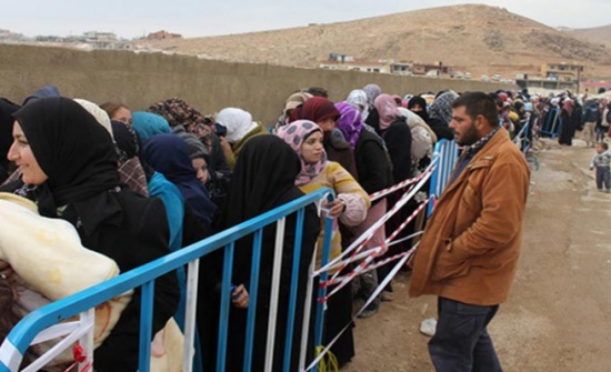 انطلاق حافلات تقل آلاف النازحين السوريين من عرسال إلى إدلب