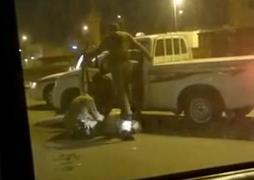 شاهد..  رجل أمن يركل مواطناً ويدهسه بقدمه