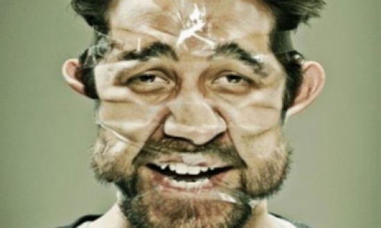 سيلفي الوجه الملفوف بالأكياس يغزو الإنترنت