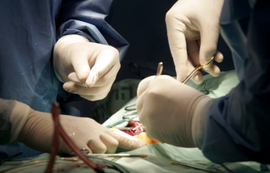 جراح تجميل مزيف حقن مريضاته بالإسمنت والغراء ! جراح تجميل مزيف حقن مريضاته بالإسمنت والغراء !