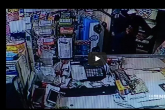 لحظة سطو لصين مسلحين بغصن شجرة على متجر