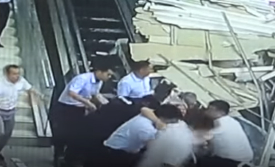 بالفيديو- الصين : لحظة انهيار سقف مركز سياحي على السياح