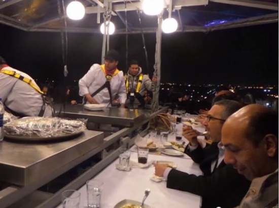 "المطعم الطائر".. ممنوع دخول ضعاف القلوب