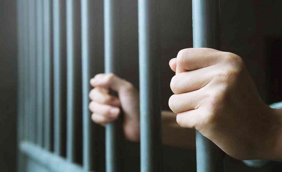 امريكا : نسي أن سماعة الميكروفون تعمل .. همسة في الحمام تقود مليارديراً إلى السجن امريكا : نسي أن سماعة الميكروفون تعمل .. همسة في الحمام تقود مليارديراً إلى السجن