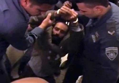 المحكمة الاسرائيلية ترفض الإفراج عن العيساوي.. ووالدته تتعرض لحالة إغماء بعد انتهاء الجلسة المحكمة الاسرائيلية ترفض الإفراج عن العيساوي.. ووالدته تتعرض لحالة إغماء بعد انتهاء الجلسة