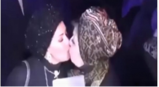بالفيديو : ماذا يقول الدين عن قبلة الفم بين صابرين وسهير رمزي؟ بالفيديو : ماذا يقول الدين عن قبلة الفم بين صابرين وسهير رمزي؟
