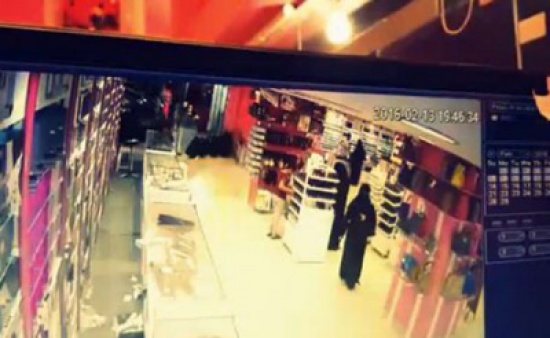 شاهد..  فتاة تسرق حقيبة من متجر