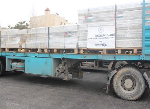 بالصور: "الخيرية الهاشمية" تسير "كرفانات المعلمين" إلى غزة