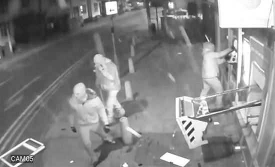 شاهد.. عصابة «مجنونة» تفجر ماكينة صرافة باسطوانة غاز شاهد.. عصابة «مجنونة» تفجر ماكينة صرافة باسطوانة غاز