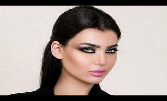 بالصور.. قمر بمايوه شفاف