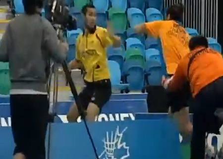 لاعب تنس ريشة يعتدي على زميله أثناء