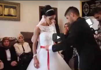 شاهد..  عروس وأشقاؤها يبكون بشدة في مشهد وداع مؤثر