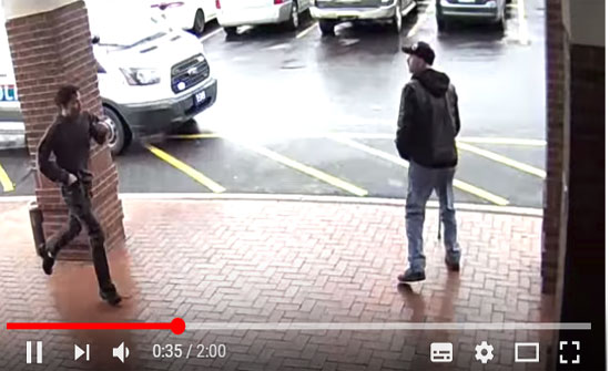 مسن يعرقل بقدمة مسلحا تطاردة الشرطة