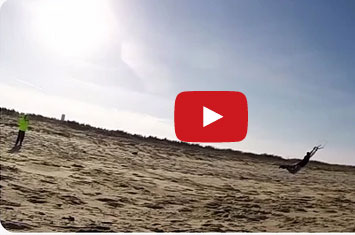 سقوط مؤلم لشاب أثناء محاولته التزلج على الماء