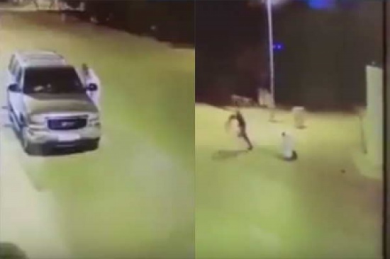 بالفيديو: كاميرا مراقبة توثق شاباً يعتدي بقسوة على رجل مسن ويسرقه