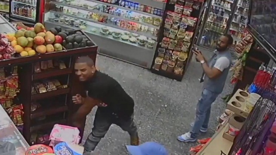 فيديو: اعتداء بالأفوكادو والموز على عامل في متجر بأمريكا