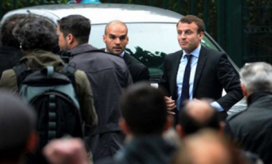 شاهد..  متظاهرون يرشقون وزير الاقتصاد الفرنسي بالبيض