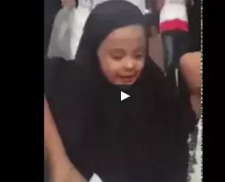 شاهد.. رد فعل طفلة تشاهد الكعبة لأول مرة